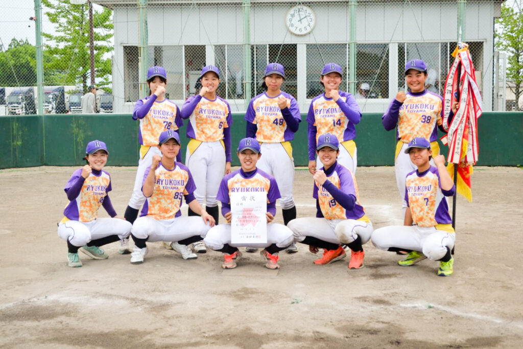 ソフトボール女子の集合写真