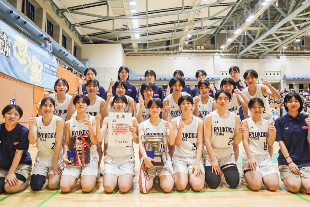バスケットボール女子の集合写真
